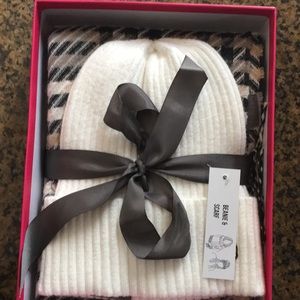 Hat and scarf set.
